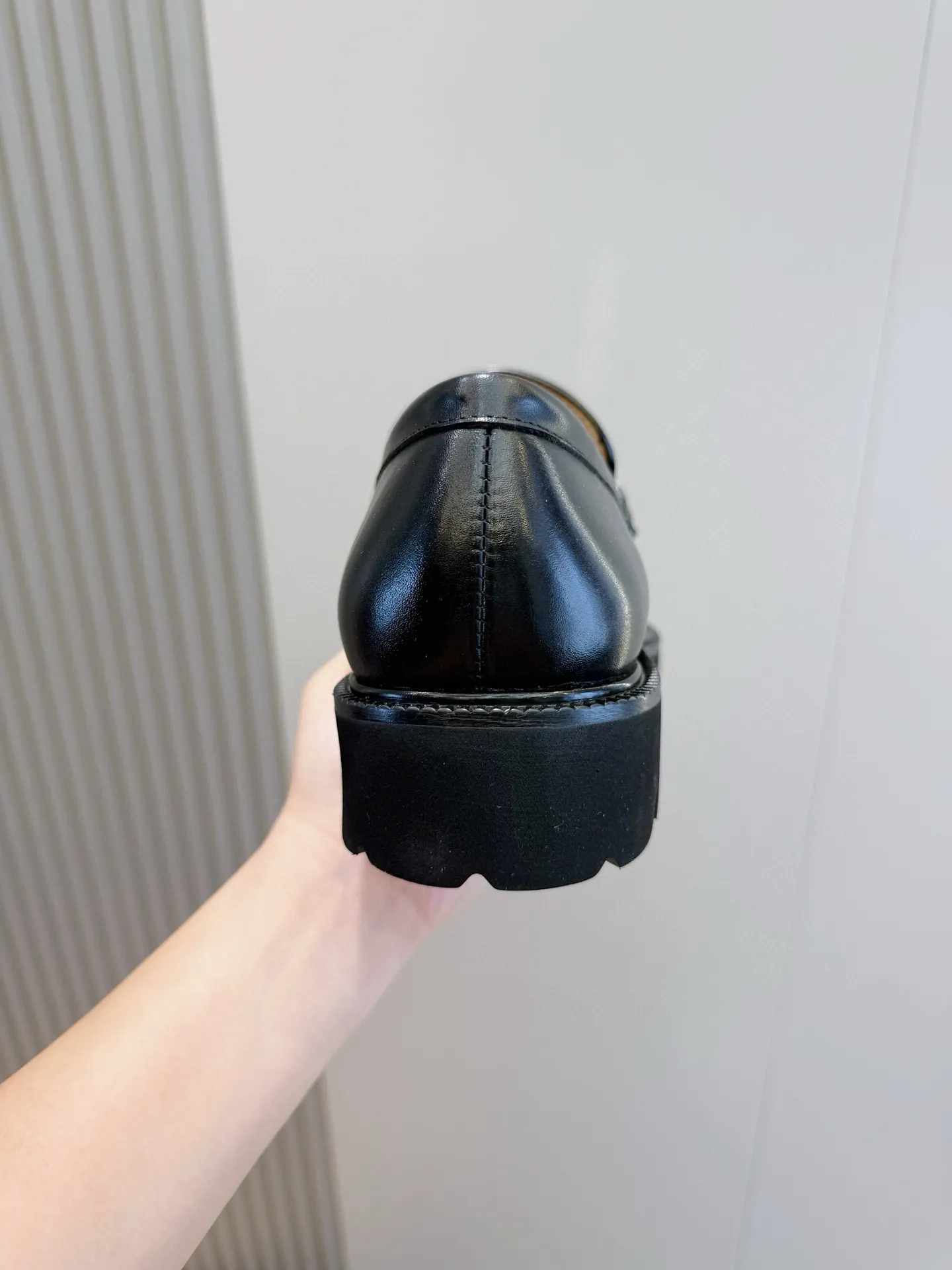 [Ferragamo] Top P: 760💰 Number of yards: 39~44 (38.45. Customized, non-returnable) Ferragamo men's leather derby shoes. The new derby shoes are light in texture and cool in style. They adopt exquisite eyelet uppers and novelly define urban trends. Made of brushed cowhide, it has a plump and rounded toe box and is decorated with delicate wingtip decorative details. Imported cowhide + cowhide lining.